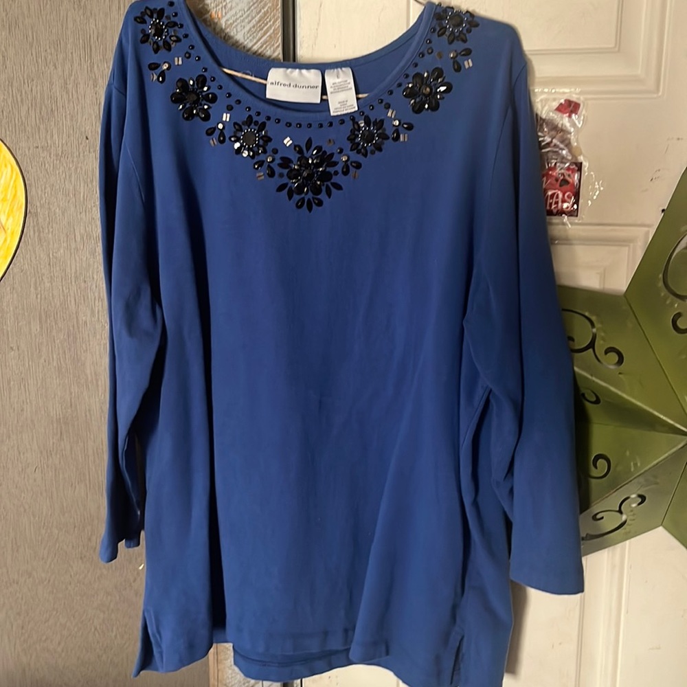 Beautiful 3/4 sleeve length top. Size large in women’s. By Alfred dunner.